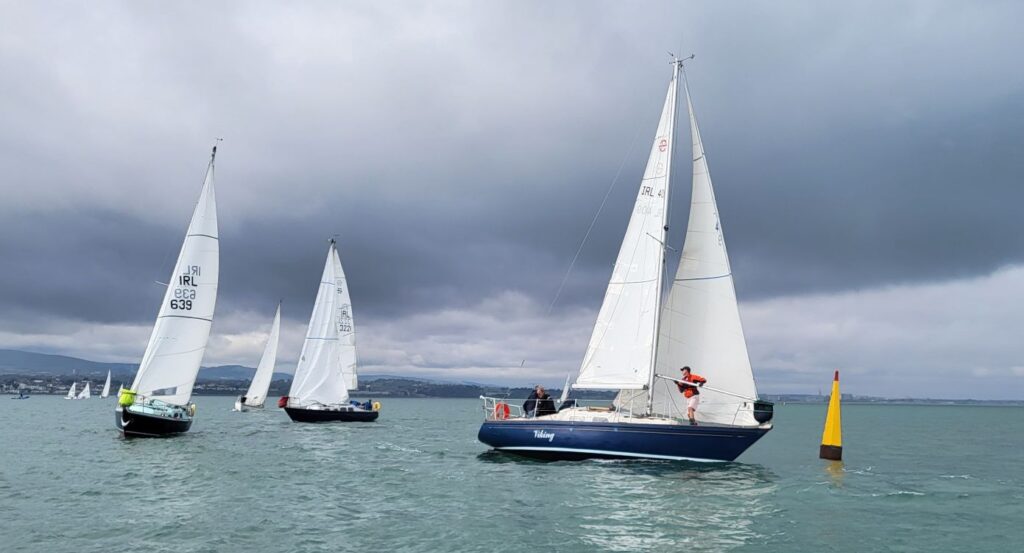 Shipman boats approaching the weather mark